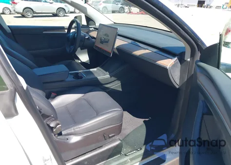 2023 Tesla Model Y Awd/Long Range Dual Motor All-Wheel Drive z USA, uszkodzony, nr VIN 7SAYGAEE1PF700262